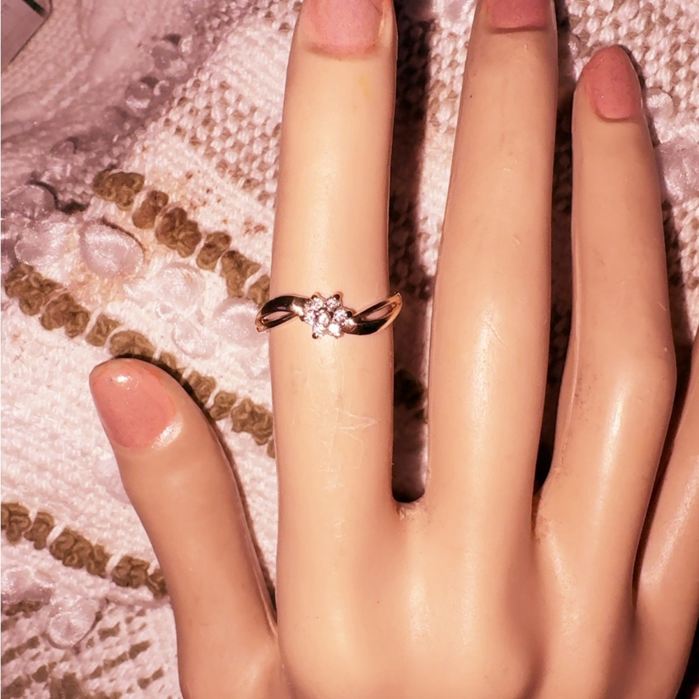 Elegant solid 10k yellow Gold Floral Ring - Picture 8 of 10